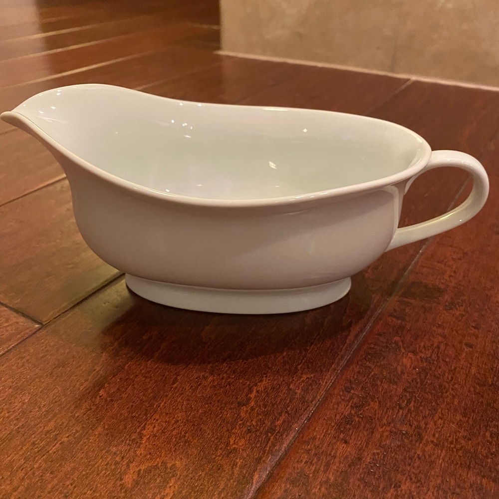 Pottery Barn PB White~Classic Gravy Boat~Solid White~8.5”L X 3.5”H~Retired